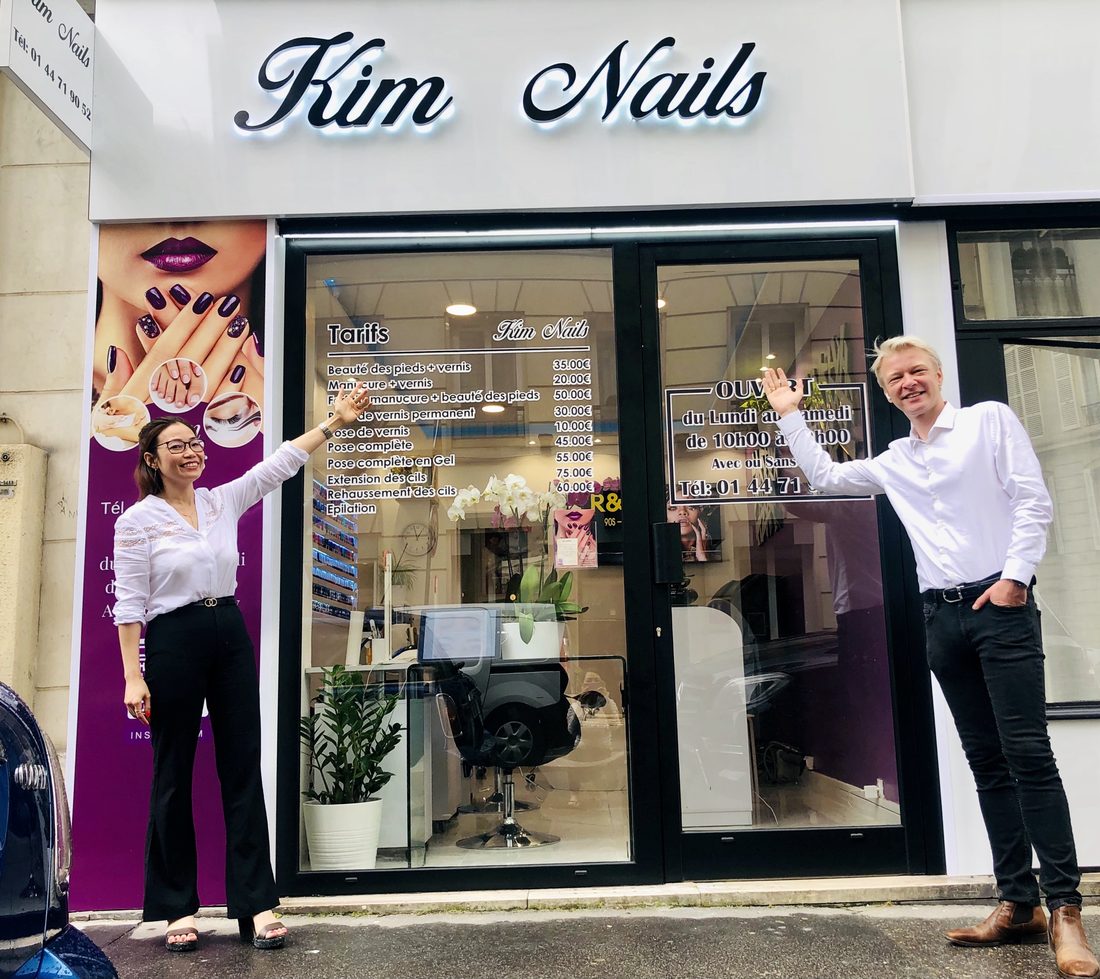 Kim et Rudy devant un salon Kim Nails